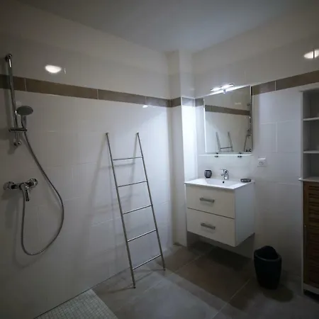 Atrium Apartment *
