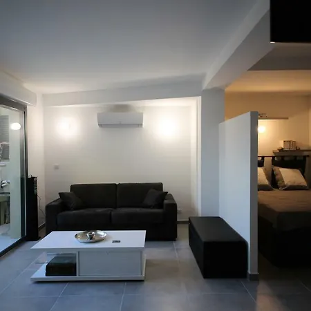Atrium Apartment *